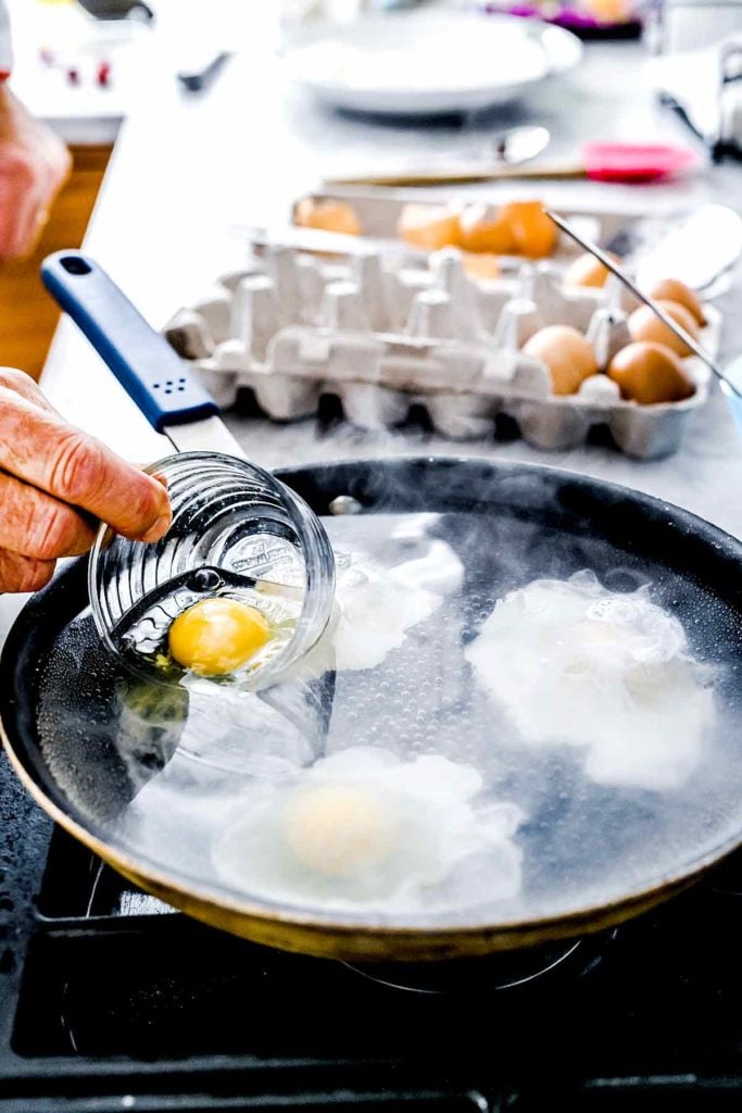 How to Make Poached Eggs the Easy Way | foodiecrush.com #poached #eggs #breakfast #recipes